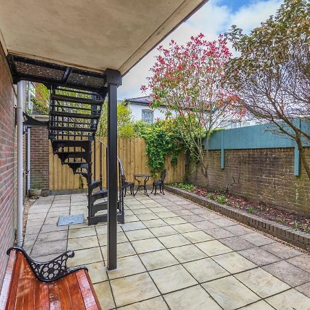 4 Bed City House With Private Garden And Parking ウィンチェスター エクステリア 写真