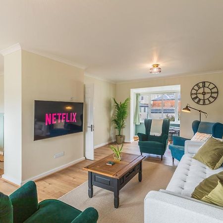4 Bed City House With Private Garden And Parking ウィンチェスター エクステリア 写真