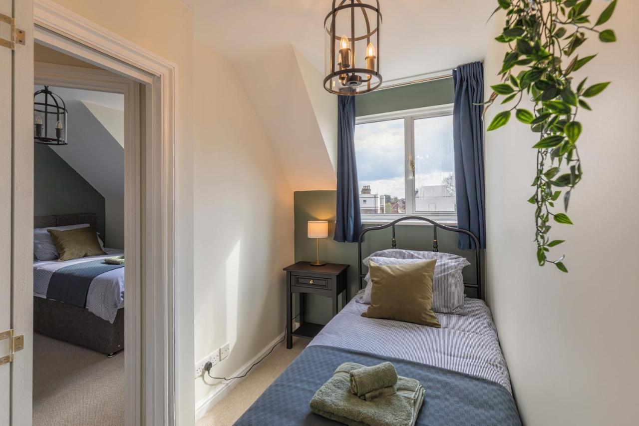 4 Bed City House With Private Garden And Parking ウィンチェスター エクステリア 写真