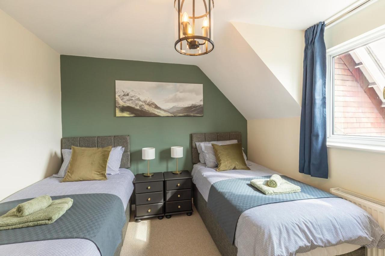 4 Bed City House With Private Garden And Parking ウィンチェスター エクステリア 写真