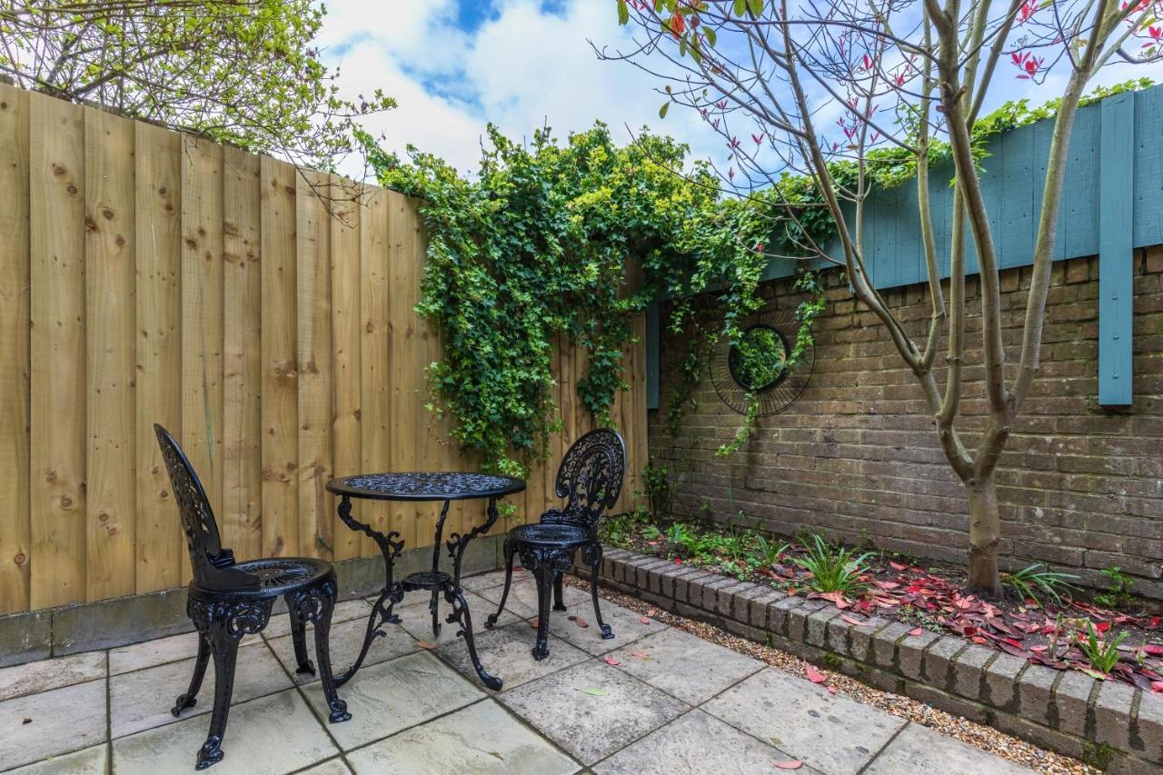4 Bed City House With Private Garden And Parking ウィンチェスター エクステリア 写真