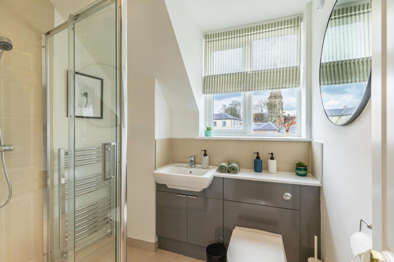 4 Bed City House With Private Garden And Parking ウィンチェスター エクステリア 写真
