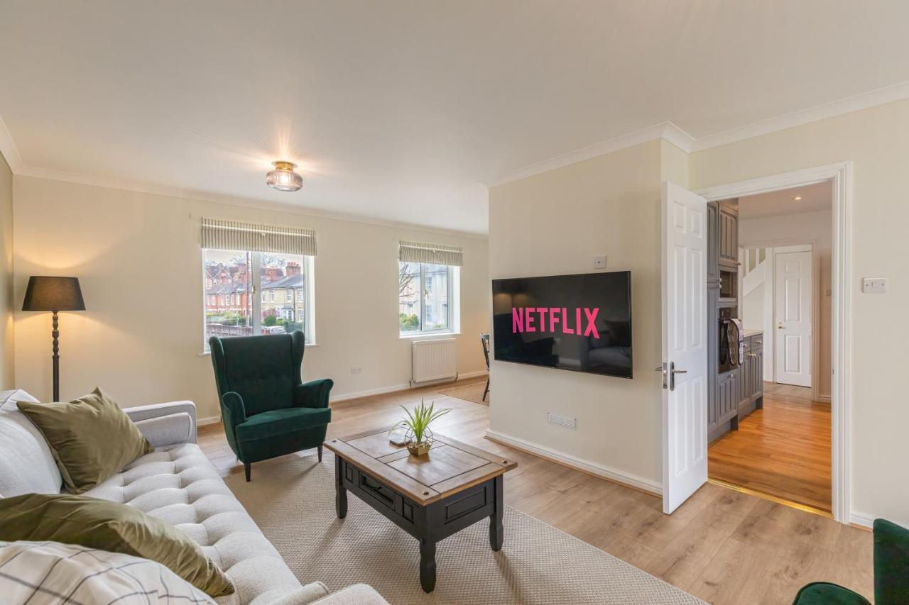 4 Bed City House With Private Garden And Parking ウィンチェスター エクステリア 写真