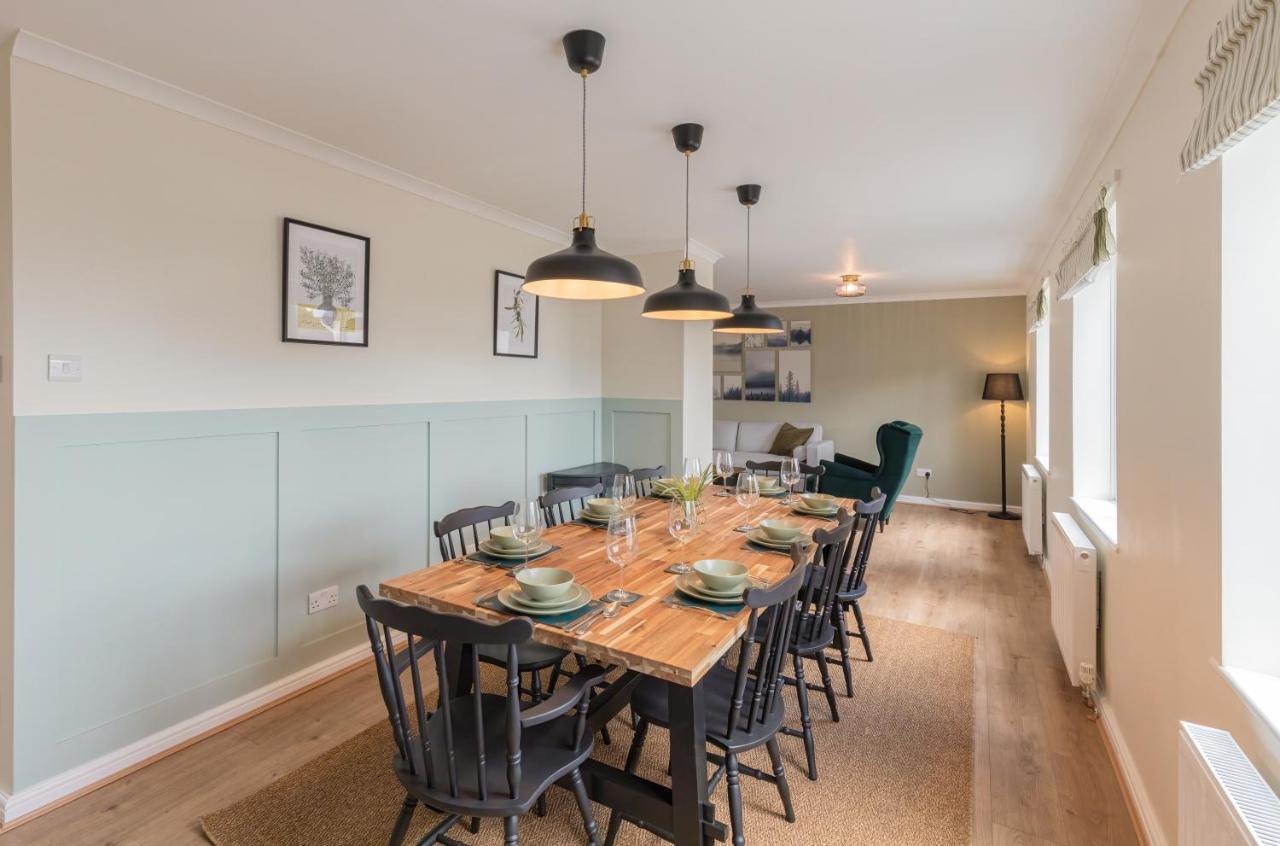 4 Bed City House With Private Garden And Parking ウィンチェスター エクステリア 写真