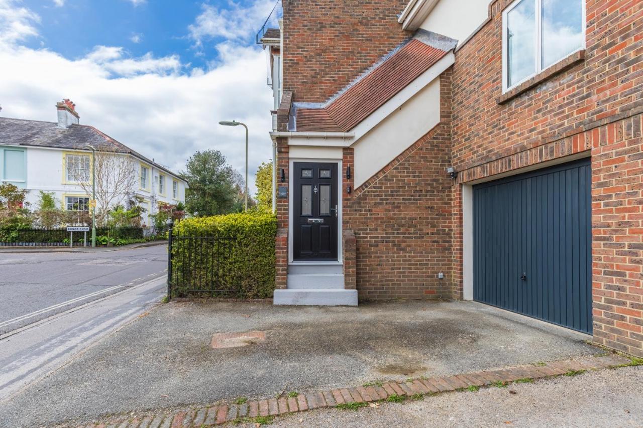 4 Bed City House With Private Garden And Parking ウィンチェスター エクステリア 写真
