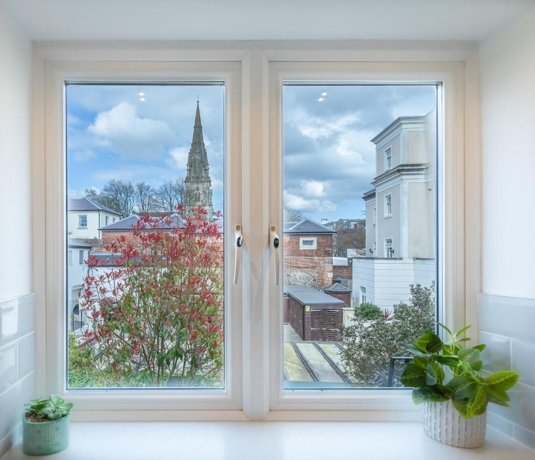 4 Bed City House With Private Garden And Parking ウィンチェスター エクステリア 写真