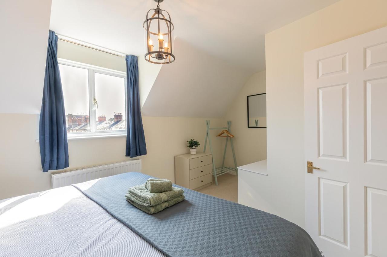 4 Bed City House With Private Garden And Parking ウィンチェスター エクステリア 写真