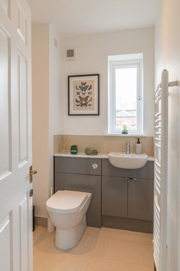 4 Bed City House With Private Garden And Parking ウィンチェスター エクステリア 写真