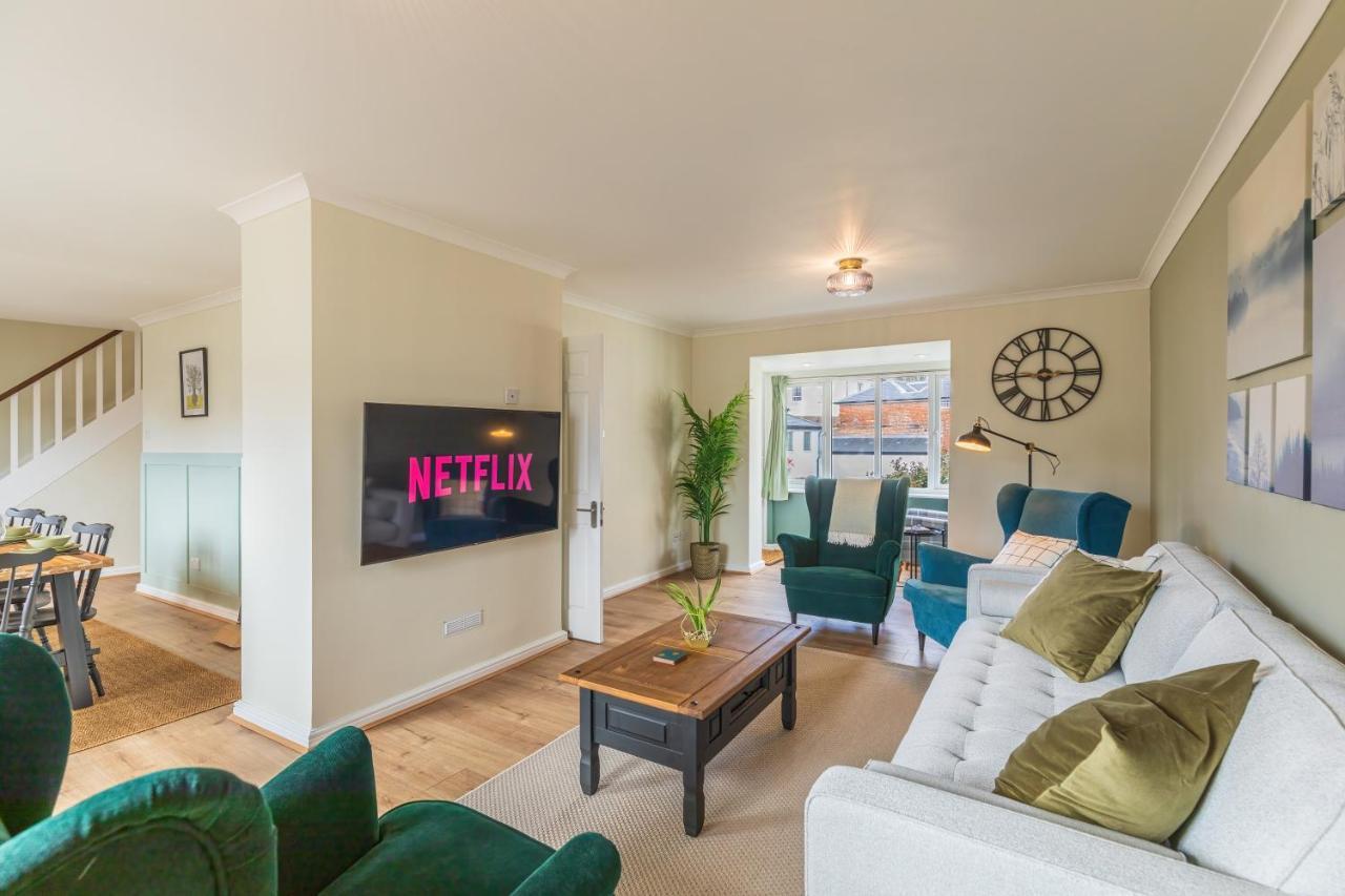 4 Bed City House With Private Garden And Parking ウィンチェスター エクステリア 写真
