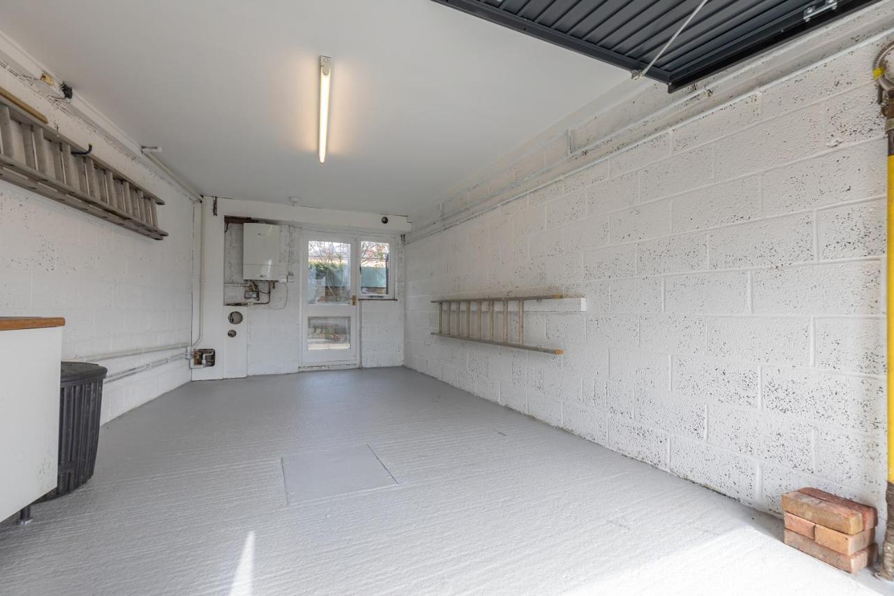 4 Bed City House With Private Garden And Parking ウィンチェスター エクステリア 写真